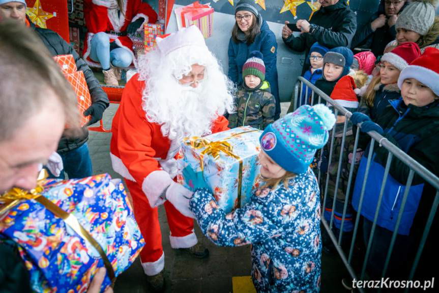 Święty Mikołaj przyleciał na krośnieńskie lotnisko, rozdał prezenty