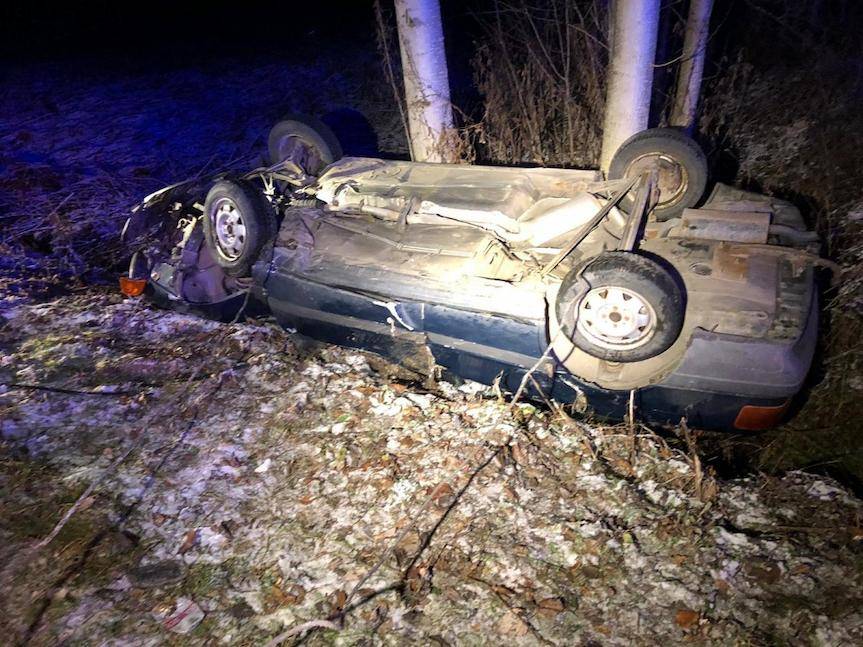 Auto uderzyło w drzewo. Są ranni
