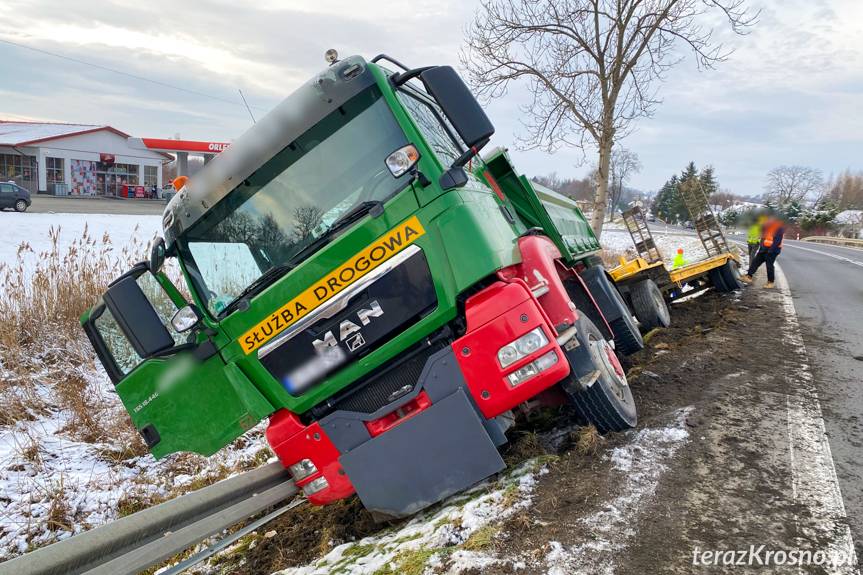 Ciężarówka uderzyła w bariery