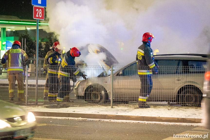 Pożar samochodu na skrzyżowaniu