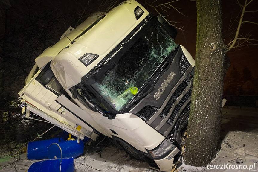 Dukla. Ciężarówka z miodem uderzyła w drzewa