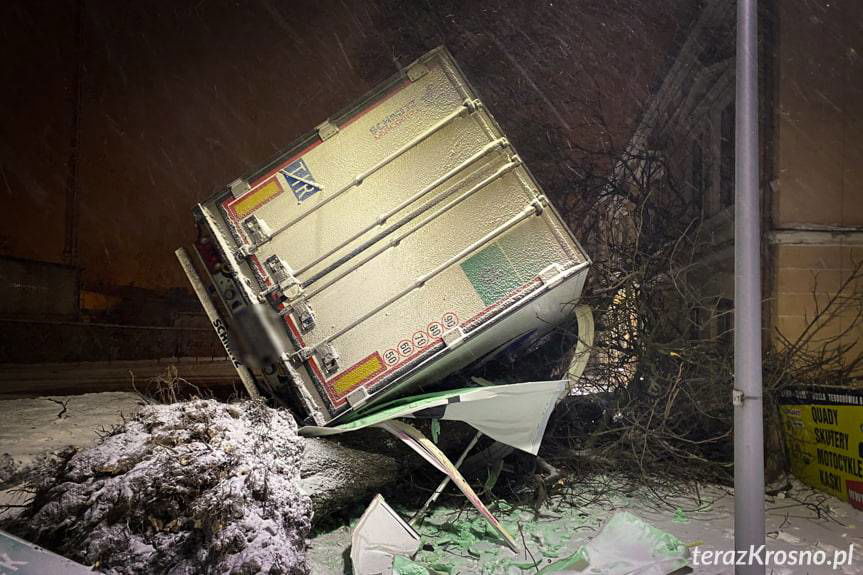 Dukla. Ciężarówka z miodem uderzyła w drzewa