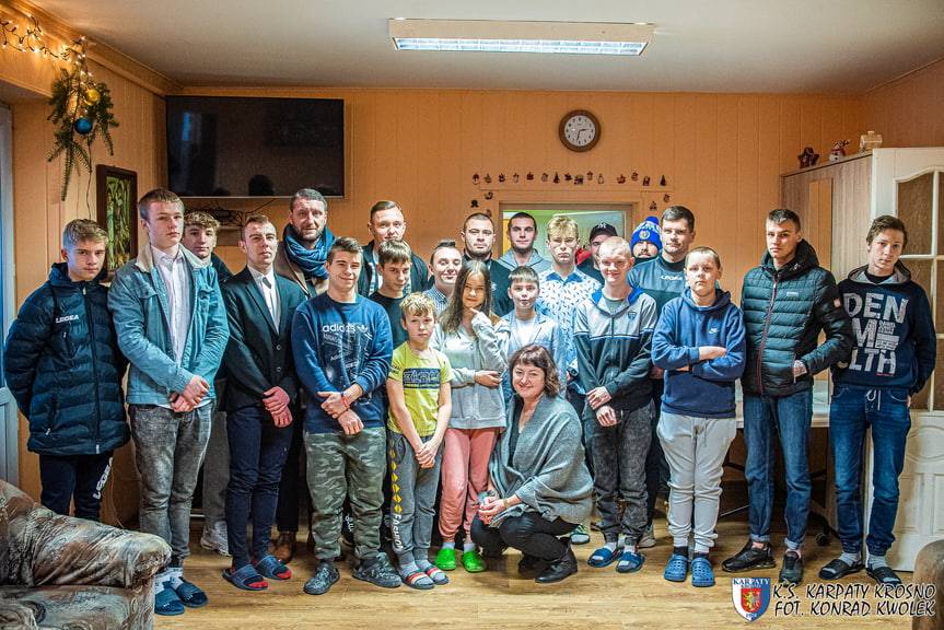 Piłkarze Karpat Krosno w roli Mikołajów