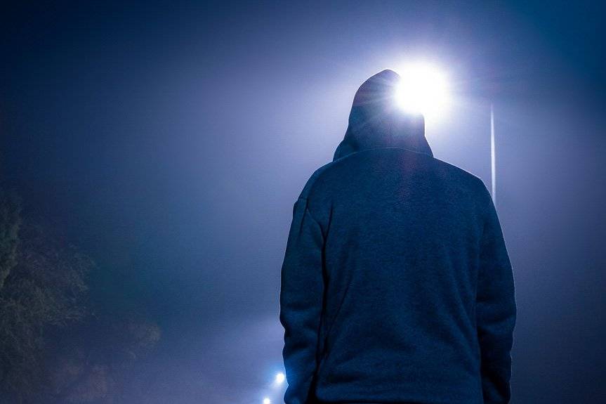 Wyrwał kobiecie torebkę i uciekł