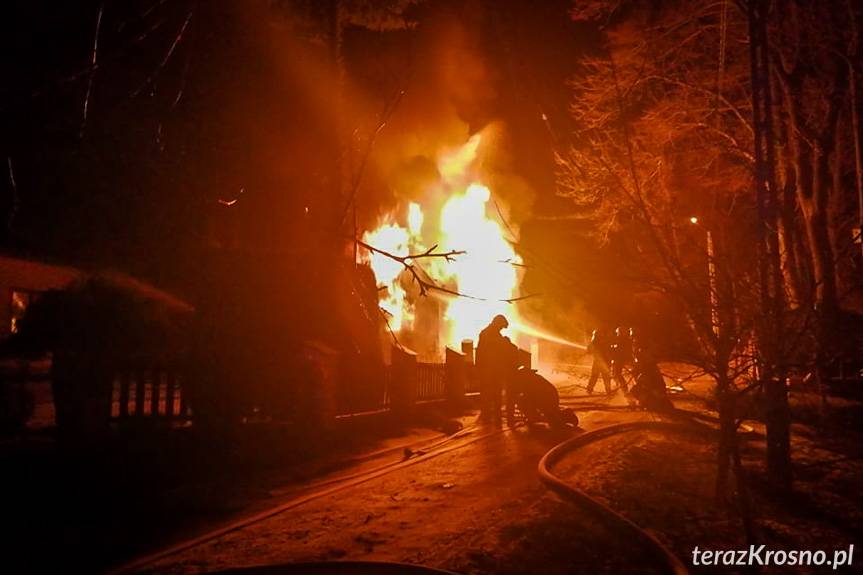 REGION. Pożar garażu w Haczowie, strażacy uratowali dom