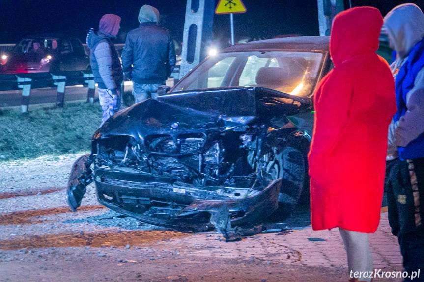 Zderzenie trzech samochodów na skrzyżowaniu w Bziance