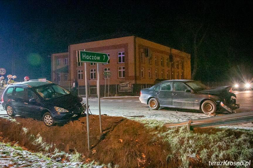 Zderzenie trzech samochodów na skrzyżowaniu w Bziance