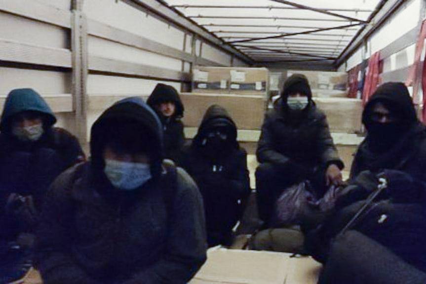 Imigranci z Afganistanu w naczepie ciężarówki w Lipowicy