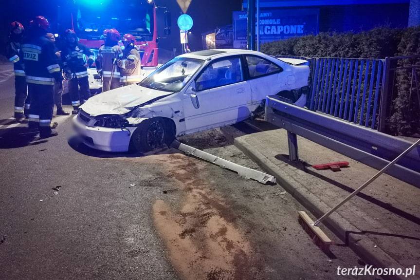 Nie zapanował nad hondą, uderzył w barierę