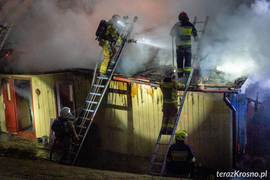 Pożar drewnianego domu w Równem