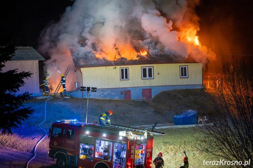 Pożar drewnianego domu w Równem