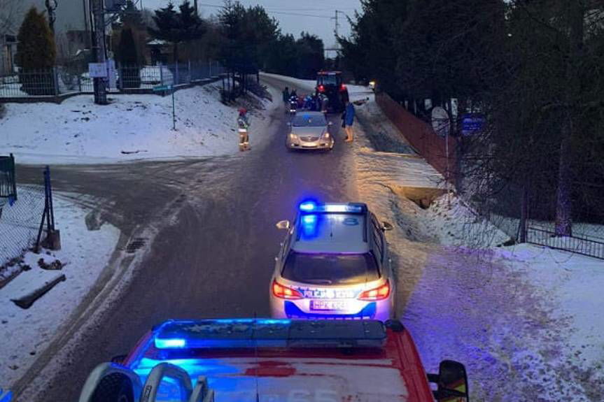 Zderzenie samochodu osobowego z ciągnikiem rolniczym w Jedliczu