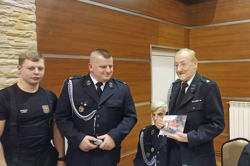 OSP Głowienka przywitała nowy samochód