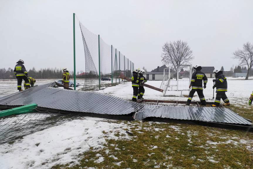 Połamane drzewa i zerwane dachy. Pracowity weekend strażaków
