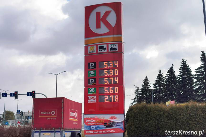 Sprawdź ceny paliw w Krośnie po obniżce VAT