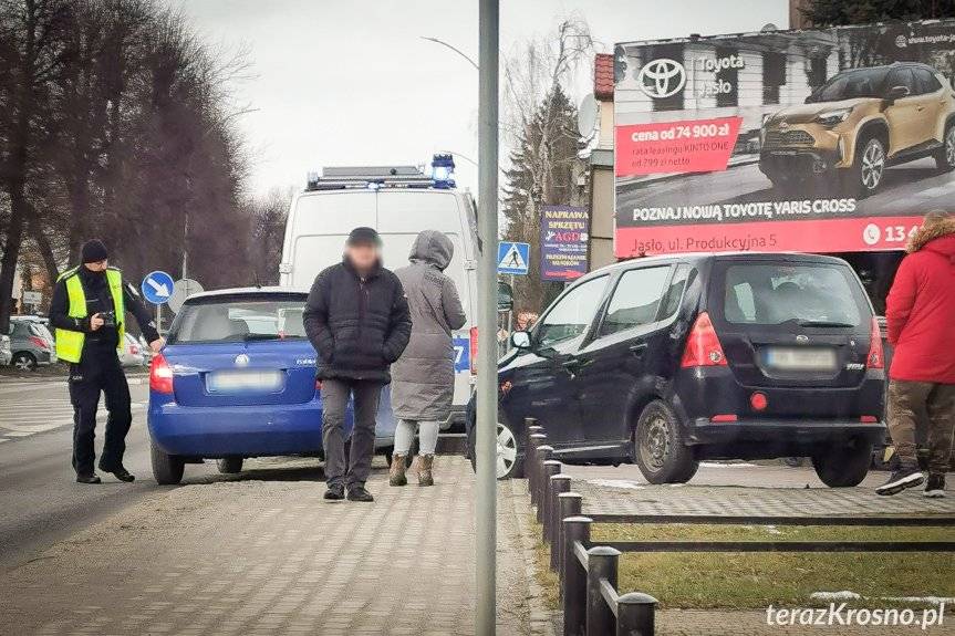 Kolizja skody i daihatsu w Krośnie