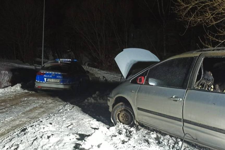 Zwęglone zwłoki mężczyzny w samochodzie