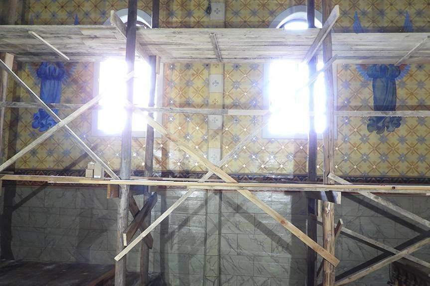 Prace konserwatorskie w kościele w Rogach