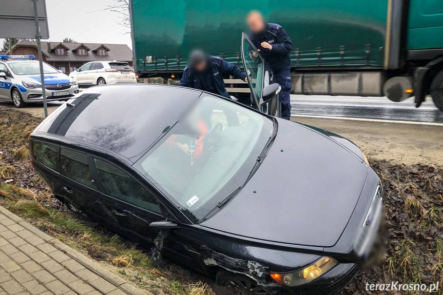 Iwonicz. Pijany uderzył w znak i wjechał do rowu