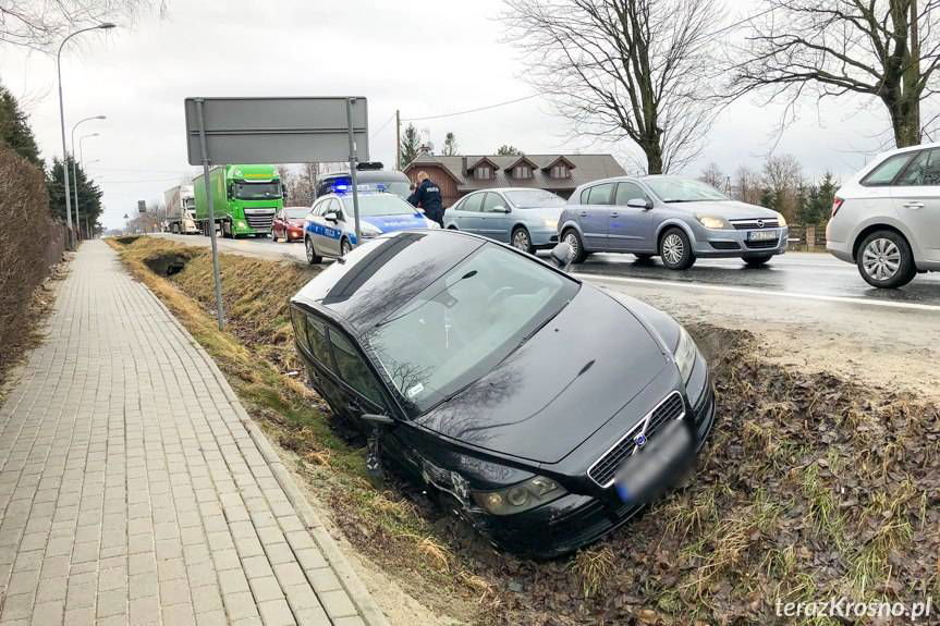 Iwonicz. Pijany uderzył w znak i wjechał do rowu
