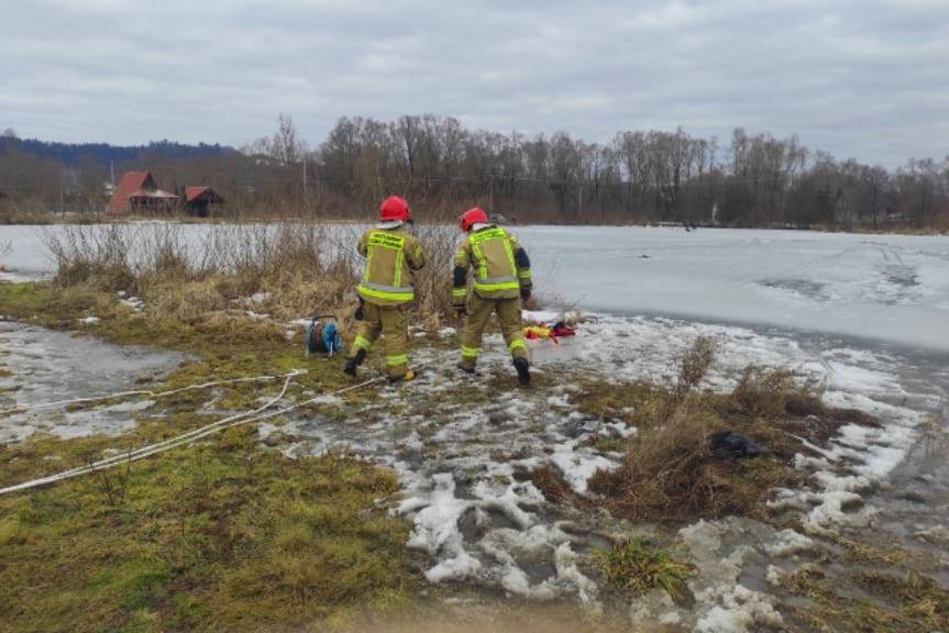 O krok od tragedii, lód załamał się pod wędkarzami