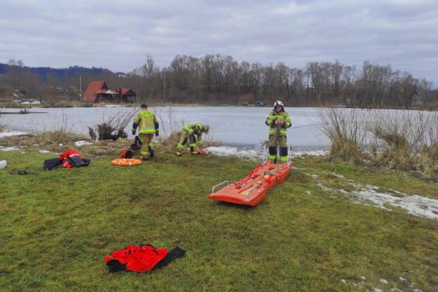 O krok od tragedii, lód załamał się pod wędkarzami