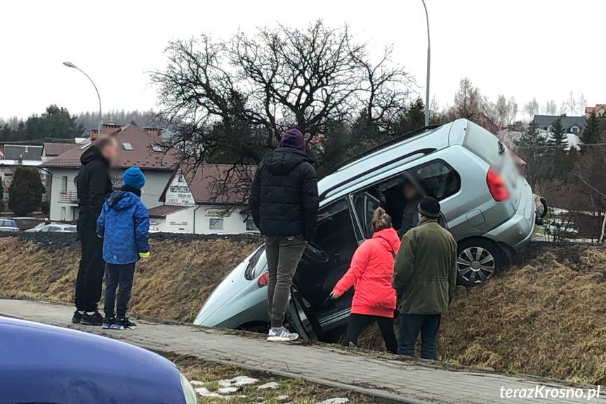 Zasnął za kierownicą i zjechał do rowu