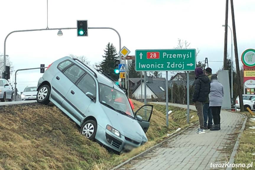 Zasnął za kierownicą i zjechał do rowu