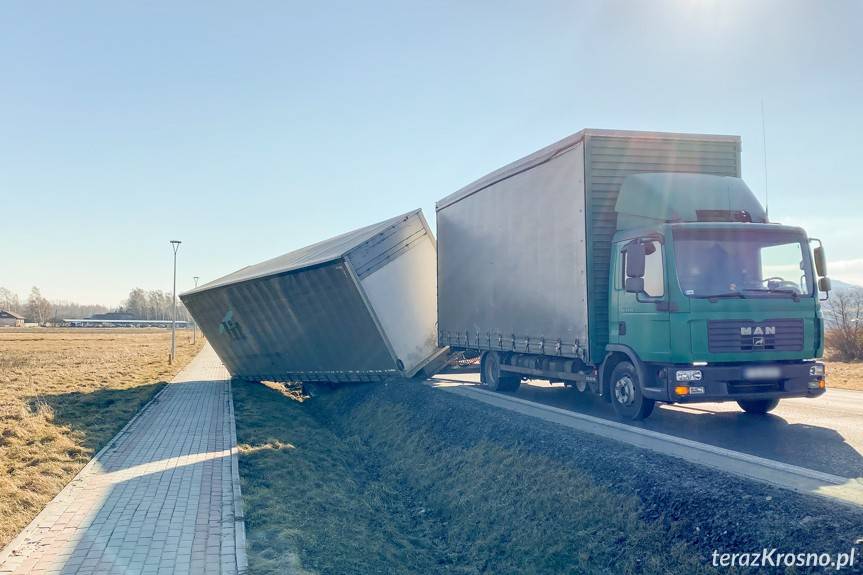 Mocno wieje. Zepchnięta przyczepa w rowie. Utrudnienia na DK28