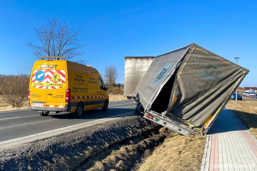 Mocno wieje. Zepchnięta przyczepa w rowie. Utrudnienia na DK28