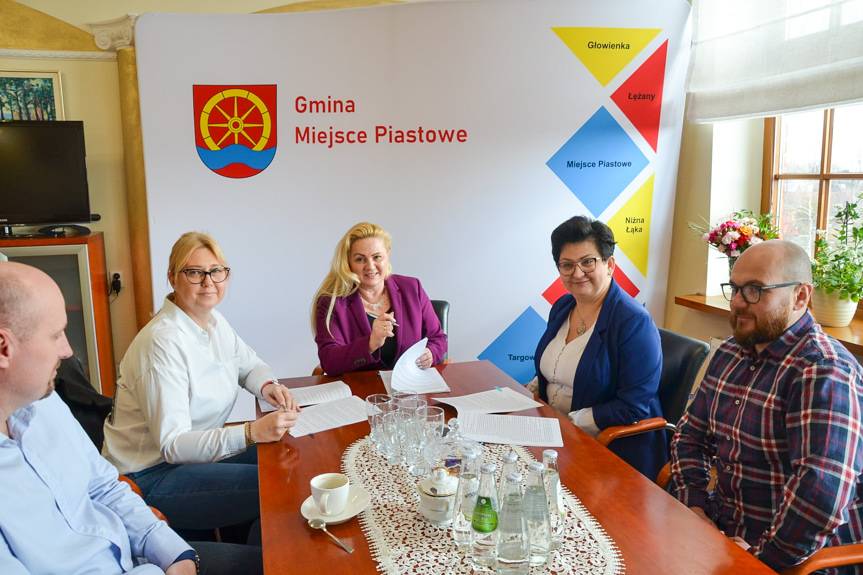 Umowa na budowę kompleksu sportowego w Głowience podpisana