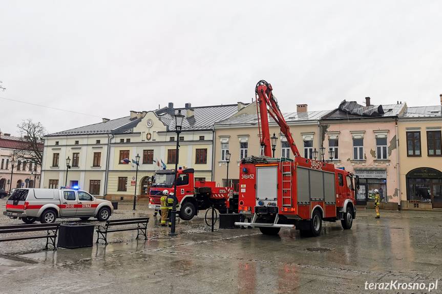 Mocno wieje. Strażacy usuwają drzewa i zabezpieczają uszkodzone dachy
