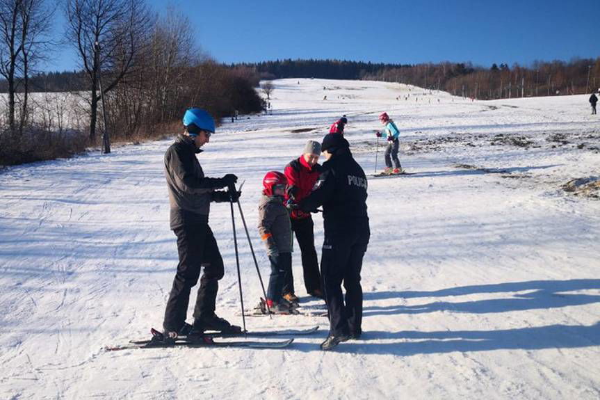 Policjanci rozmawiali z dziećmi na temat zasad bezpiecznego korzystania ze stoku