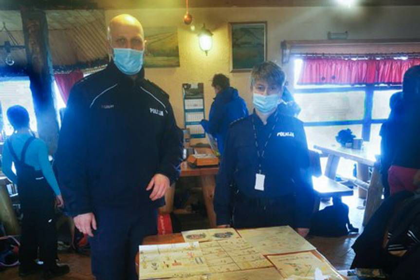 Policjanci rozmawiali z dziećmi na temat zasad bezpiecznego korzystania ze stoku