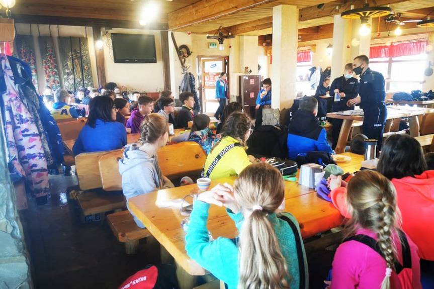 Policjanci rozmawiali z dziećmi na temat zasad bezpiecznego korzystania ze stoku