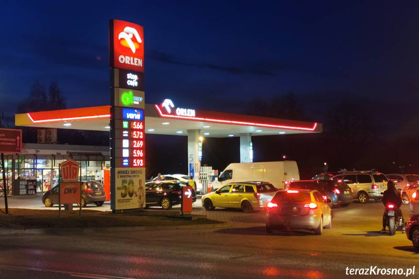Szaleństwo na stacjach paliw. Orlen uspokaja: Paliwa w Polsce nie brakuje