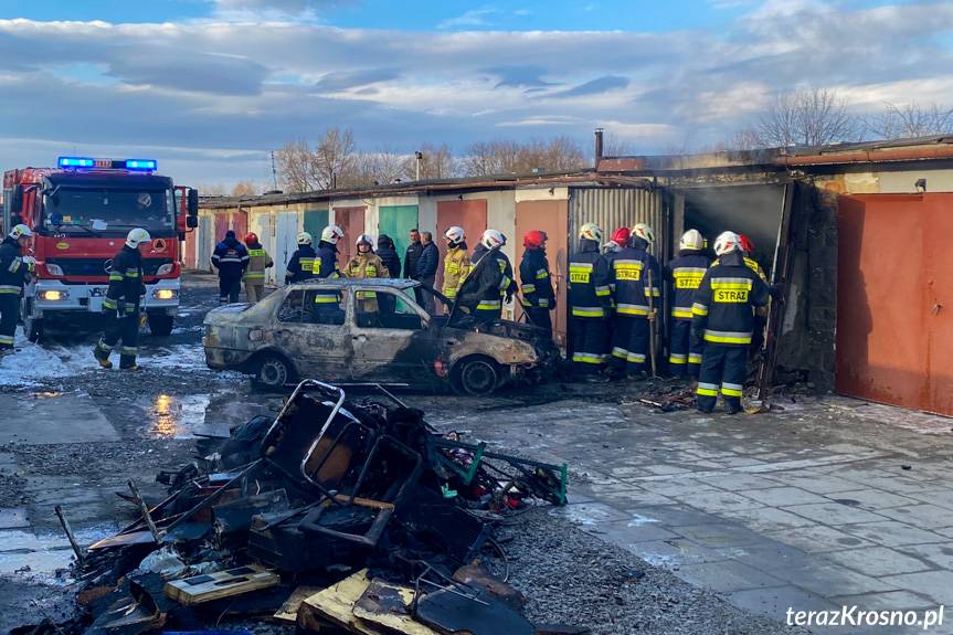 Pożar samochodu w garażu