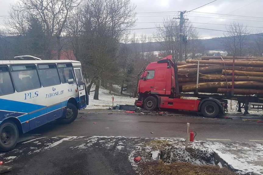 Zderzenie autobusu i ciężarówki