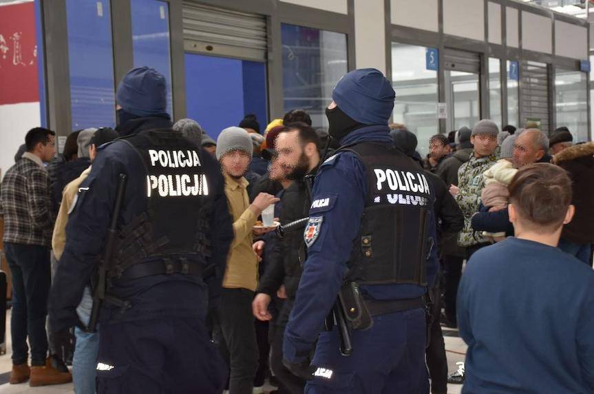 Policjanci umundurowani i kryminalni przy granicy