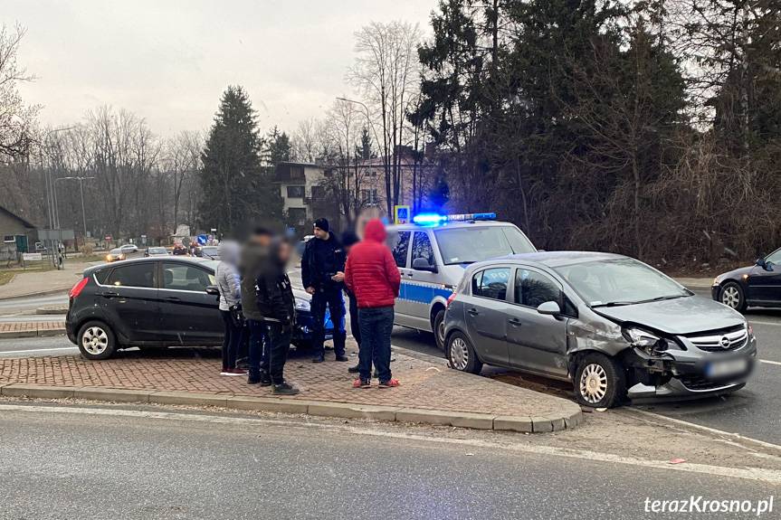 Zderzenie trzech samochodów na Niepodległości