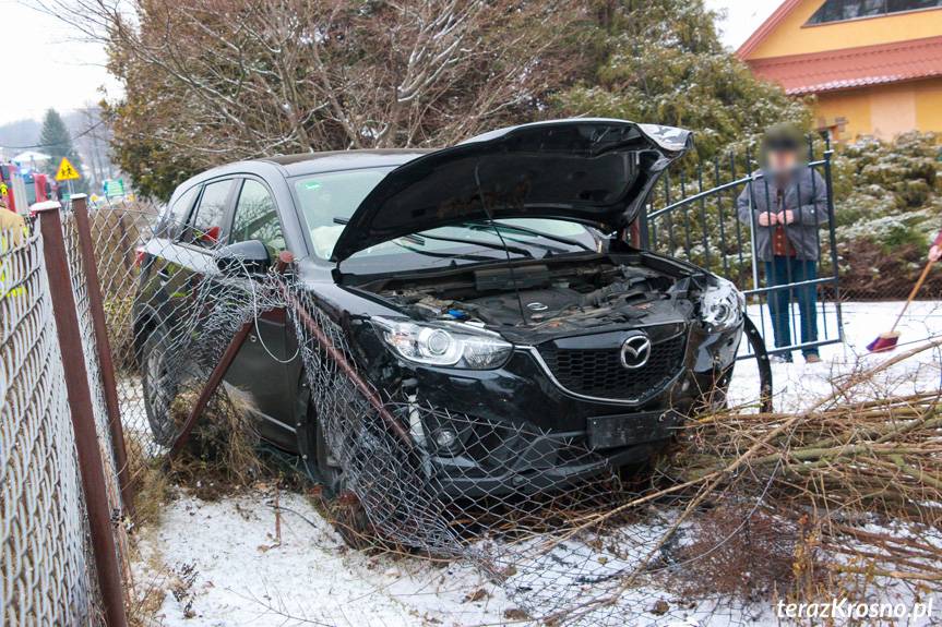 Stracił panowanie nad autem i ściął słup