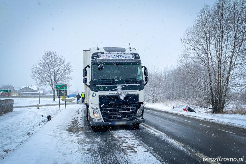 Zderzenie osobówki z ciężarówką w Pustynach