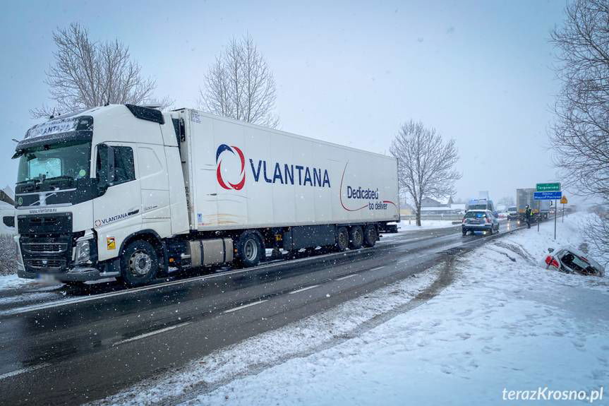 Zderzenie osobówki z ciężarówką w Pustynach