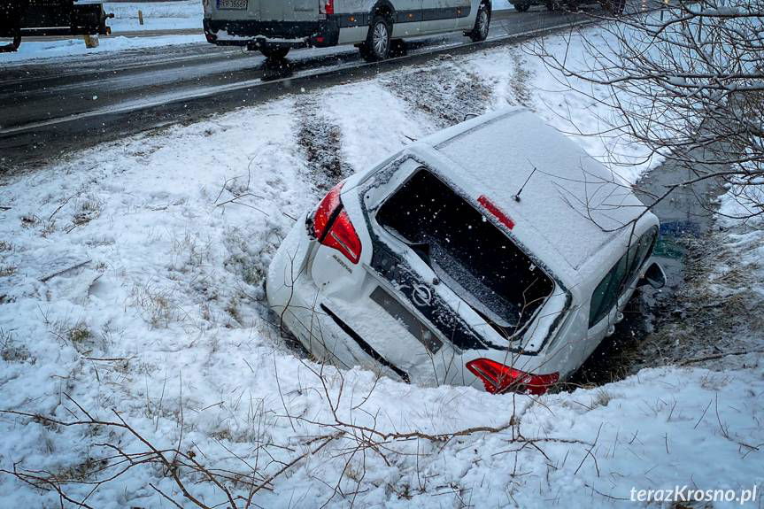 Zderzenie osobówki z ciężarówką w Pustynach