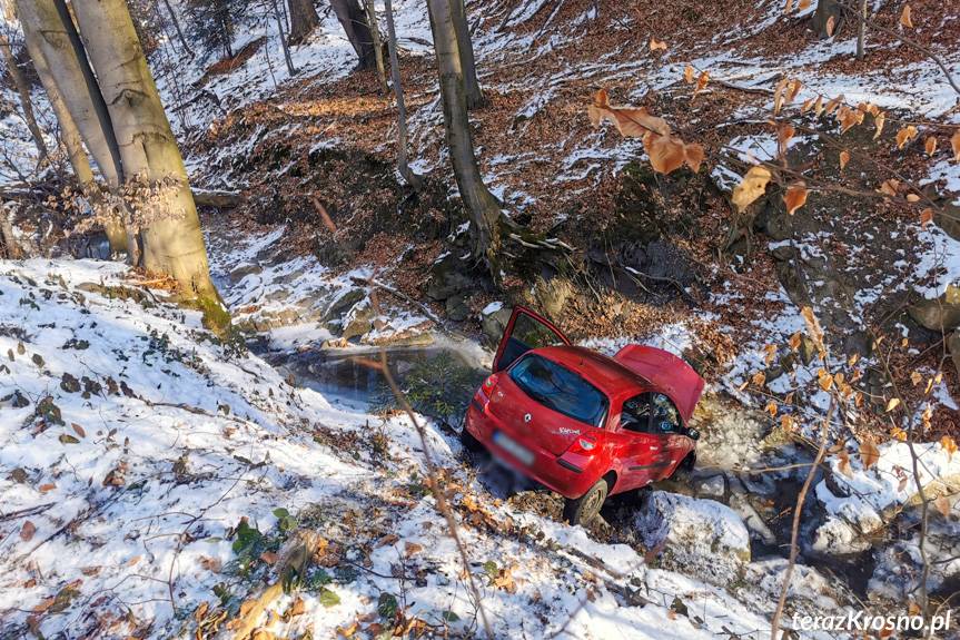 Czarnorzeki. Samochód stoczył się ze skarpy i zatrzymał w potoku