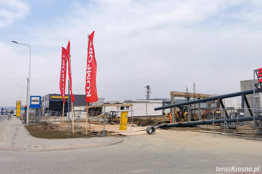 Nowy salon samochodowy i Biedronka w Krośnie