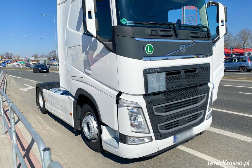 Zderzenie osobówki z ciągnikiem siodłowym