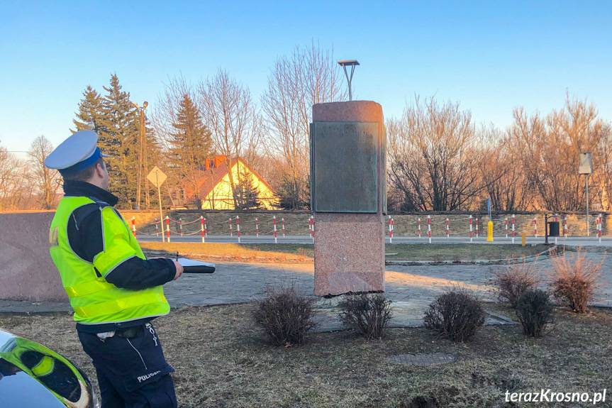 Pijany uszkodził pomnik w Dukli. Namierzył go naczelnik drogówki z Krosna