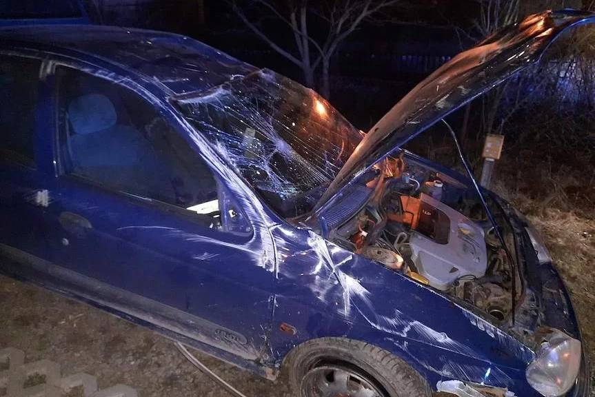 Pijany kierowca dachował na zakręcie drogi
