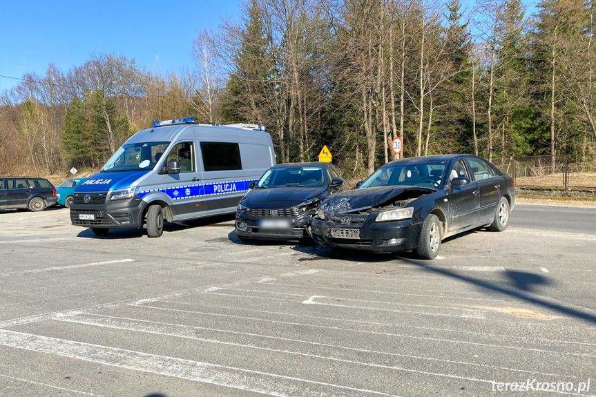 Zderzenie dwóch samochodów w Węglówce